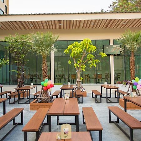 Alisha Court Hotel & Residence Bangkok Exterior foto