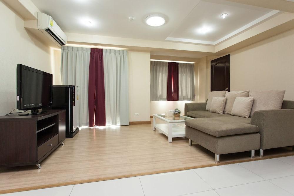Alisha Court Hotel & Residence Bangkok Exterior foto